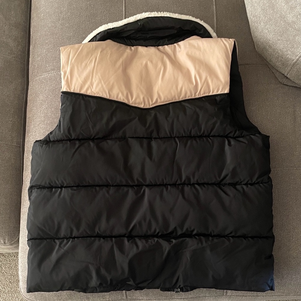 Levi's Black and Cream Puffer Vest - Picture 2 of 3
